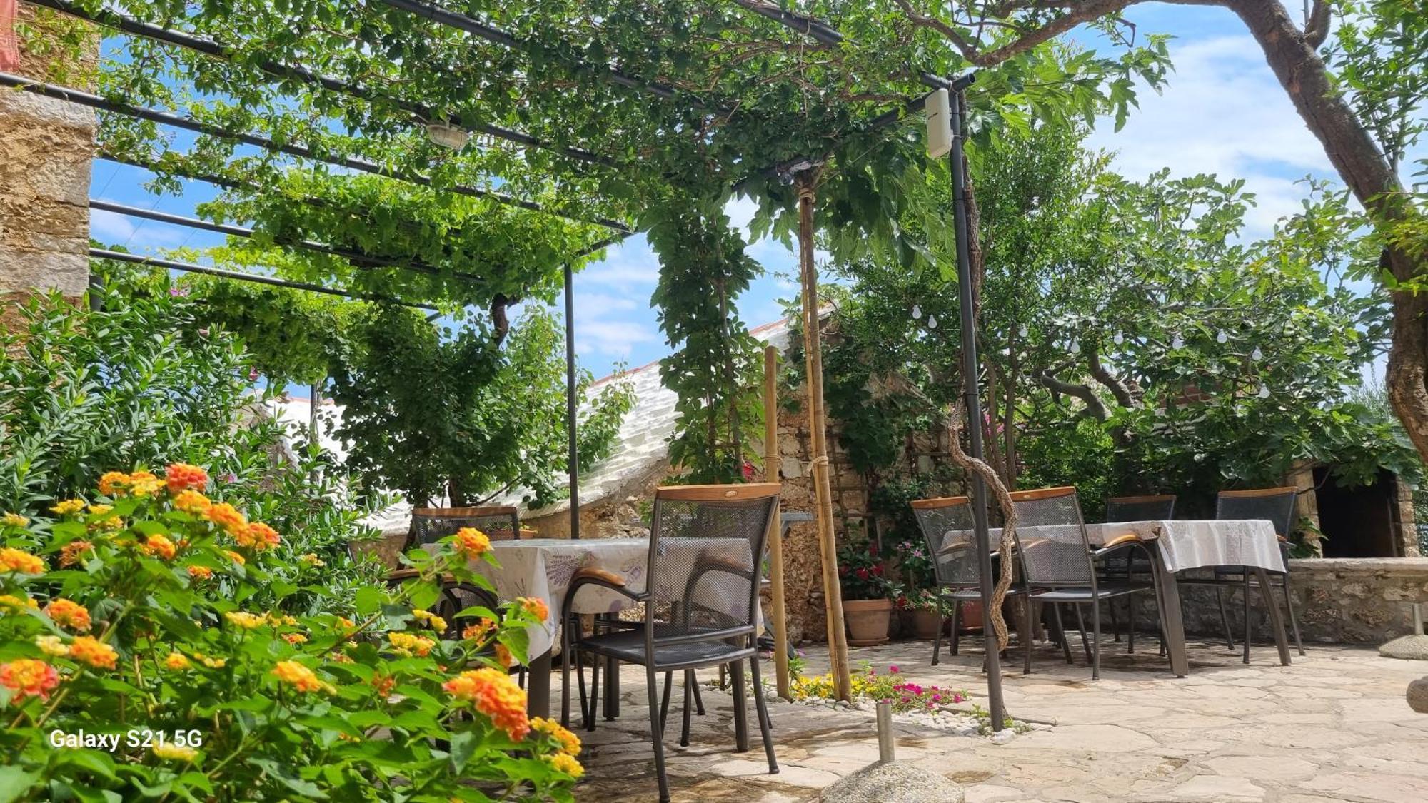 Paradise Stone Apartments Bol Esterno foto